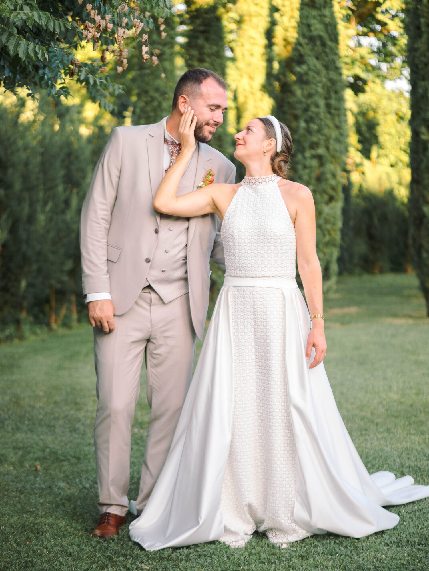 Les mariés se regardent dans les yeux lors de la séance photo couple au château de Saint-Vidal