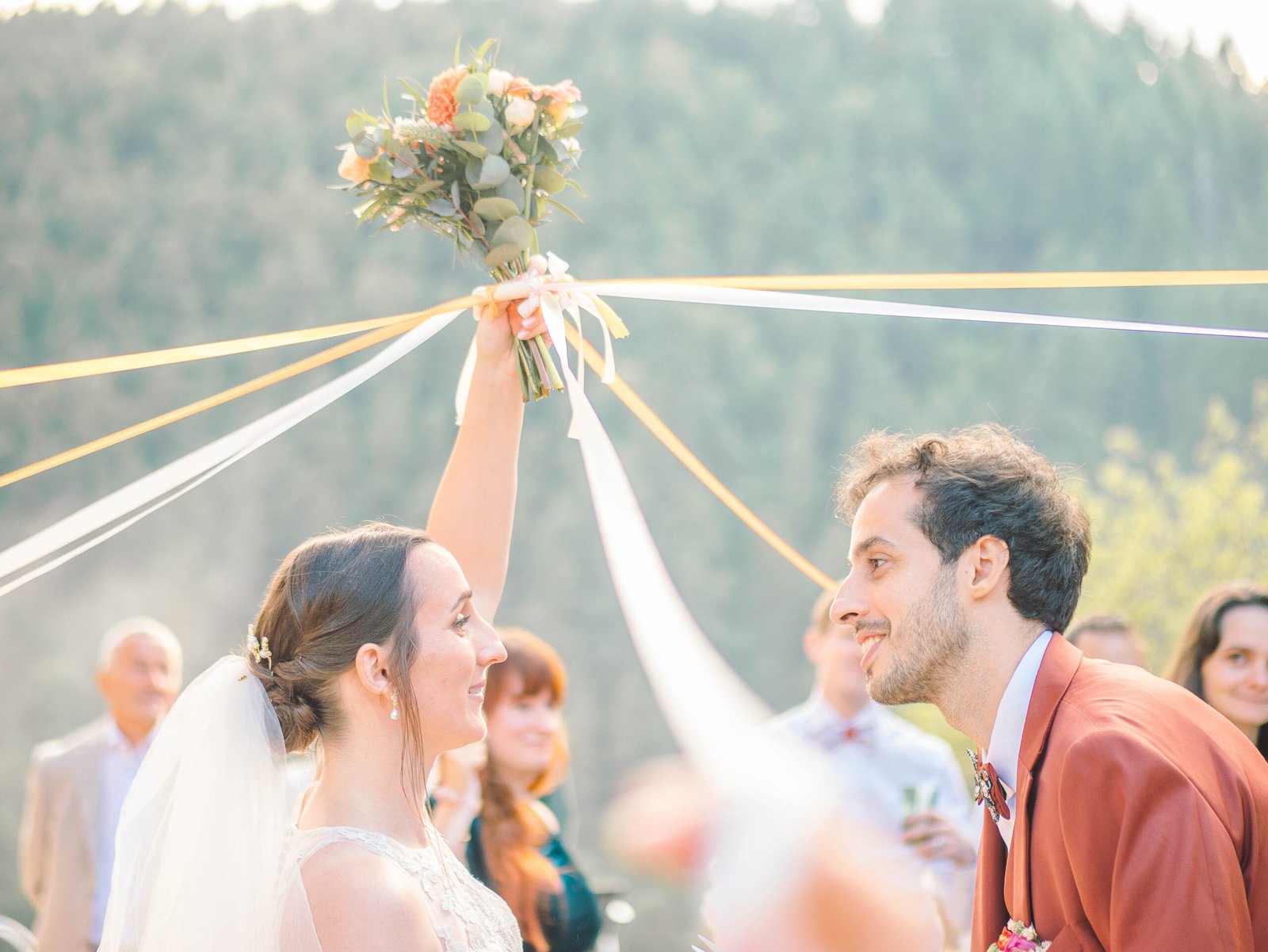 Les mariés se regardent dans les yeux pendent le jeu du ruban à leurs mariage en Haute-Loire