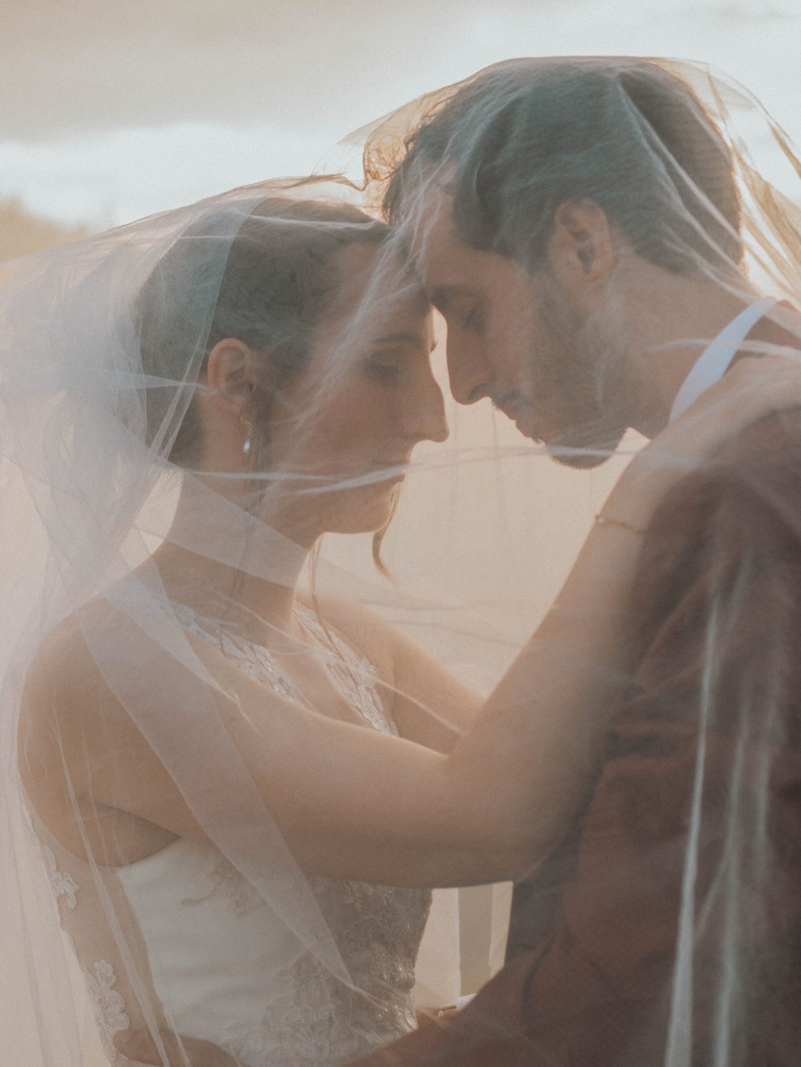 Séance photo couple lors d'un mariage en Haute-Loire au couché du soleil