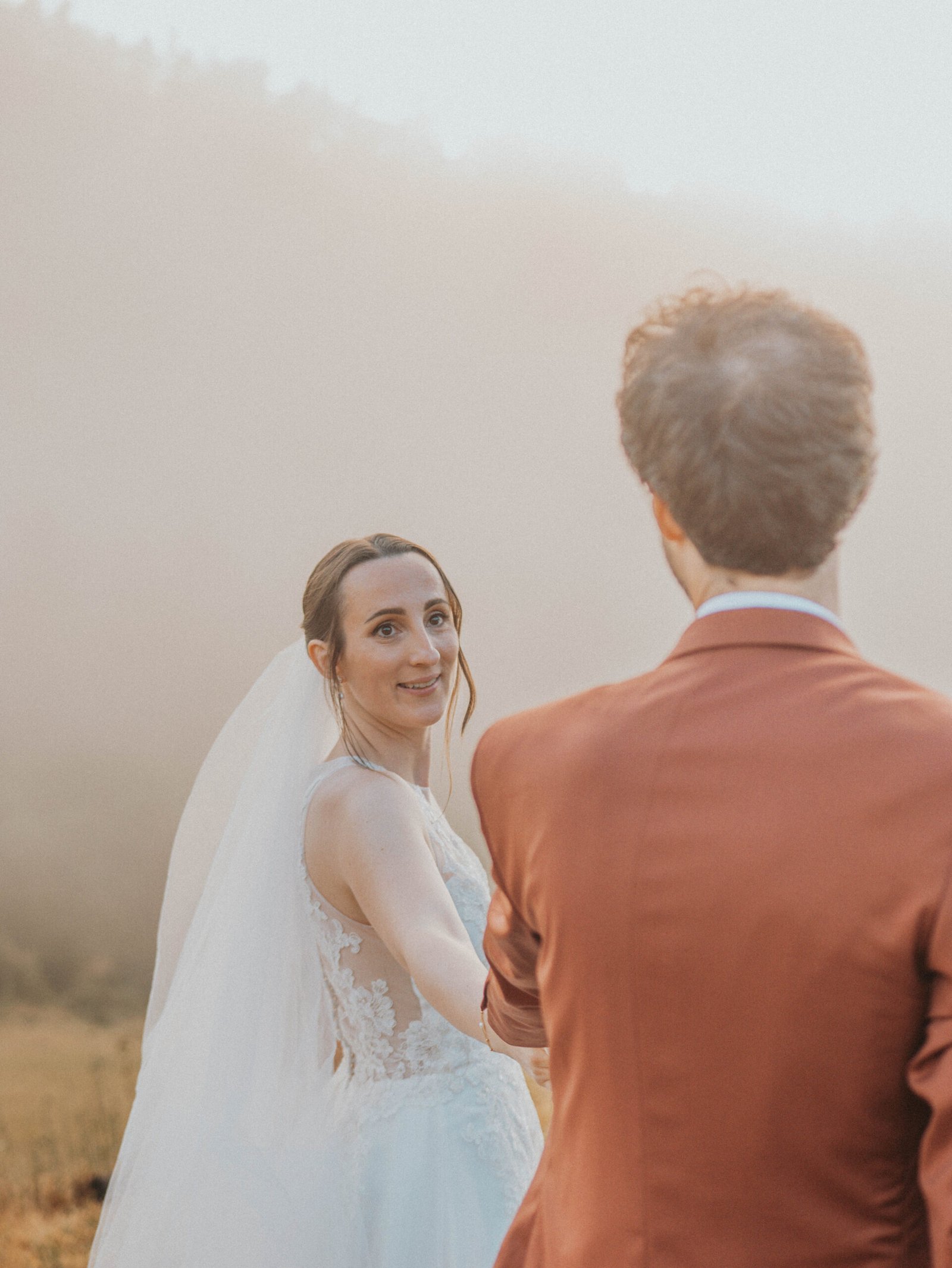 Photo de couple au couché de soleil pour un mariage aux Jardins d'Espaladous près du Puy en Velay